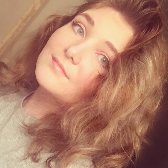 Meet your Posher, Madison - Picture 2 of 2